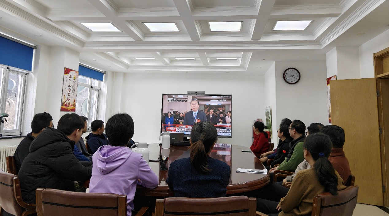 动力中心收看两会.jpg